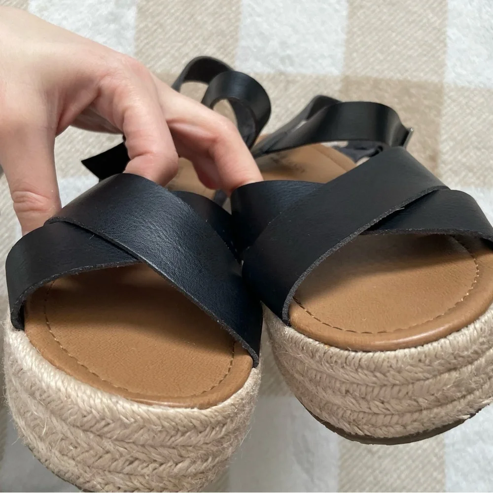 Rock & Candy by ZiGi Deklana 7.5 Black Strappy Sandals 2 inch heels